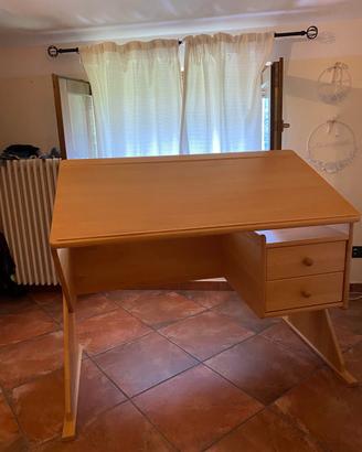 Scrivania in legno con piano reclinabile