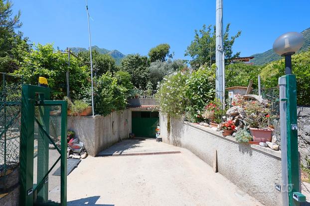 Garage seminterrato con adiacente giardino