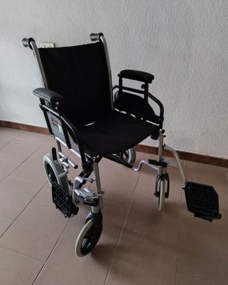 Carrozzina a rotelle pieghevole