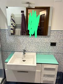 Mobile bagno sospeso con lavandino e rubinetto