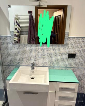Mobile bagno sospeso con lavandino e rubinetto