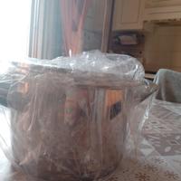 pentola in acciaio con scatola mai usata