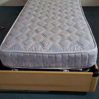 letto singolo e libreria 