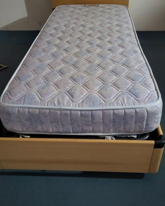 letto singolo e libreria 
