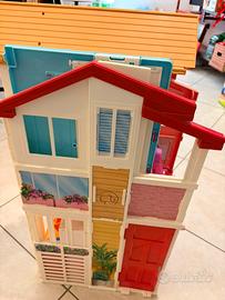 Casa di barbie e alcuni accessori