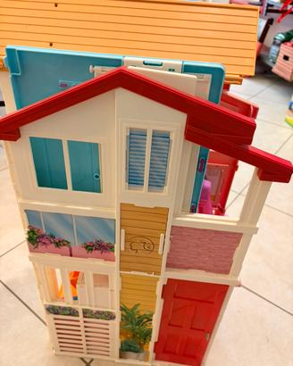 Casa di barbie e alcuni accessori