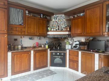 Cucina e soggiorno in legno