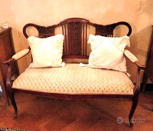 Divanetto con due poltroncine  primi 900