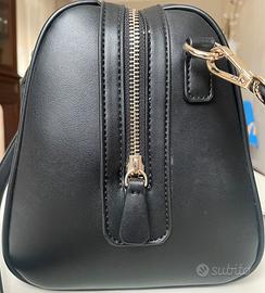 Bauletto a tracolla nero Guess