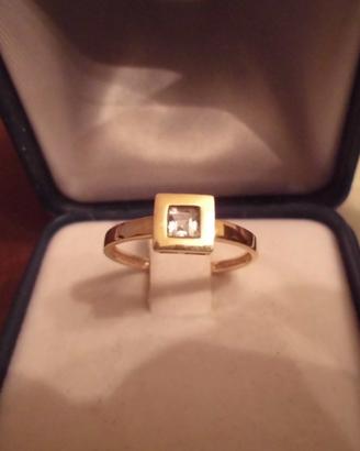 Anello in oro giallo con acquamarina