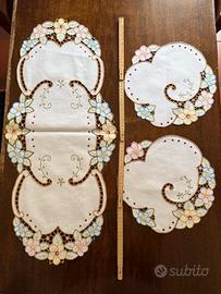 Set centrini Guipire ricamati a mano