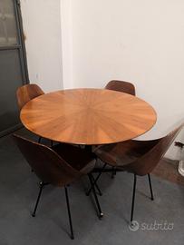 Sedie Medea di Vittorio Nobili con tavolo