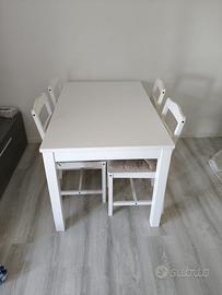 Tavolo e 4 sedie