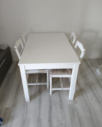 Tavolo e 4 sedie