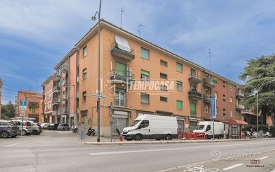 MA37V NEGOZIO AL PIANO TERRA