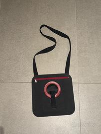 Borsa tracolla nera con zip rossa e dettagli in pe