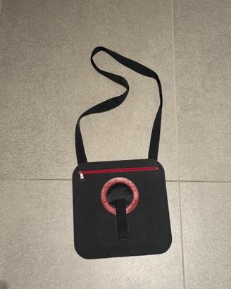 Borsa tracolla nera con zip rossa e dettagli in pe