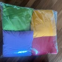 Cuscini colorati divano