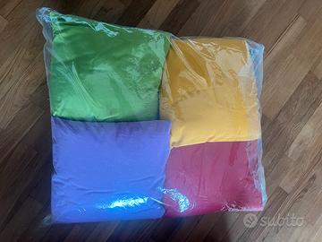 Cuscini colorati divano