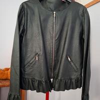 Giacchina nera in similpelle con balze. 