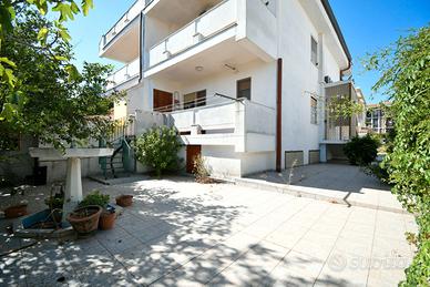 Villa bifamiliare su quattro livelli