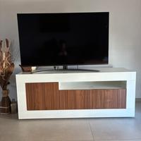 Mobile tv moderno