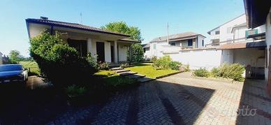 Villa di 200 m² con 3 locali e box auto doppio a B