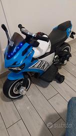 MOTO DA PISTA BKT 12V B37602A per bambini mp3 luci