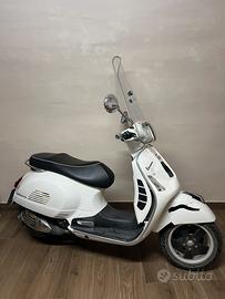 Vespa 300 GTS 2012 in blocco