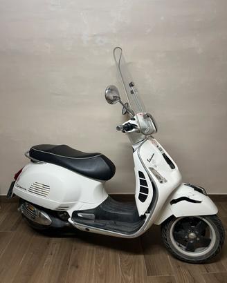Vespa 300 GTS 2012 in blocco