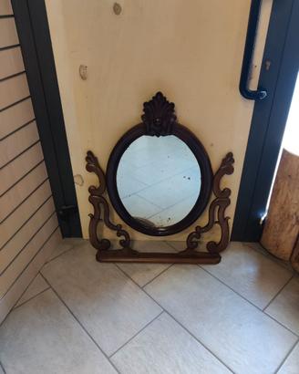 Specchio inclinabile intagliato in noce