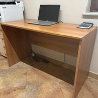 Scrivania con cassettiera movibile con rotelle