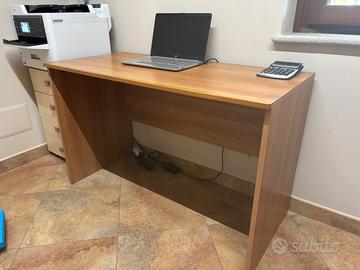 Scrivania con cassettiera movibile con rotelle