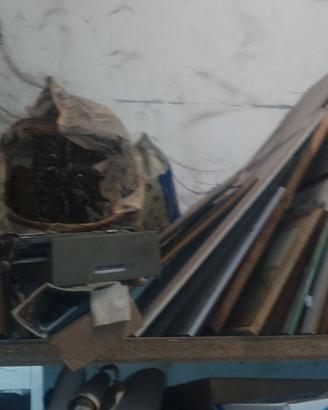 Molti quadri vintage da sgomberi vecchie case