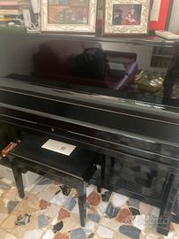 pianoforte verticale con sedile