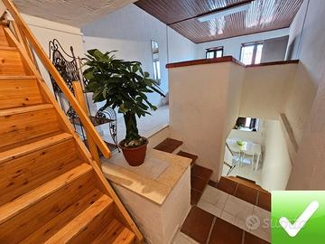 Indipendente Su Tre Livelli Ristrutturata Galatro