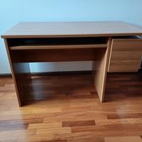 Scrivania con piano inclinabile e cassetti.