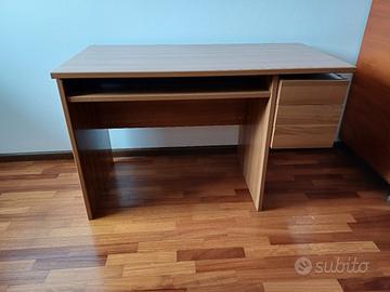 Scrivania con piano inclinabile e cassetti.