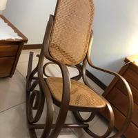 Sedia a dondolo stile Thonet in faggio