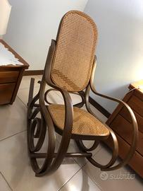 Sedia a dondolo stile Thonet in faggio