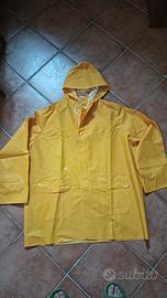 Giacca e 2 pantaloni anti pioggia.