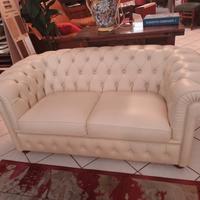 divano Chesterfield 2 posti color avorio