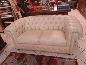 divano Chesterfield 2 posti color avorio