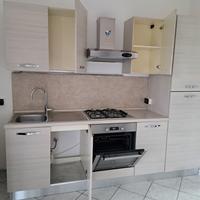 Cucina completa moderna con forno e piano cottura