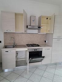Cucina completa moderna con forno e piano cottura