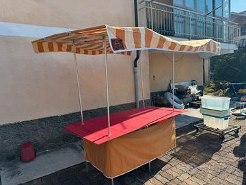 Banchetto coperto per mercatini