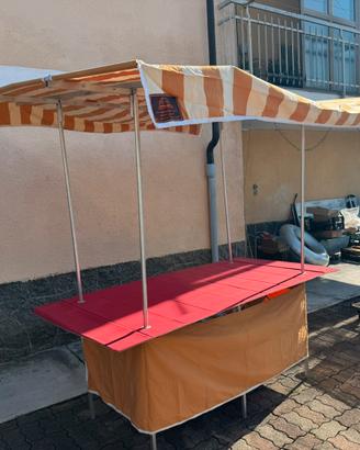 Banchetto coperto per mercatini