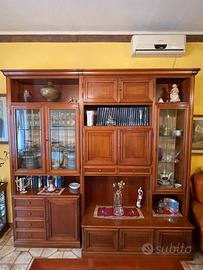 Credenza e tavolo con sedie in legno massello