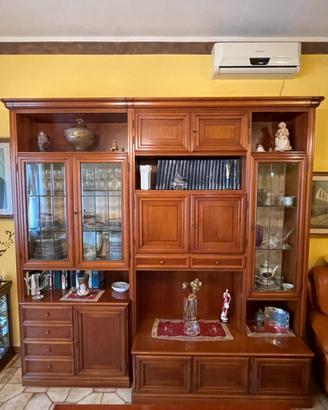 Credenza e tavolo con sedie in legno massello