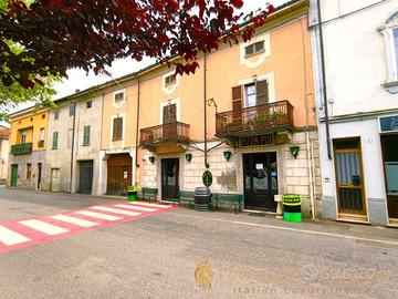 Casa indipendente di 650 m² con più di 5 locali a 